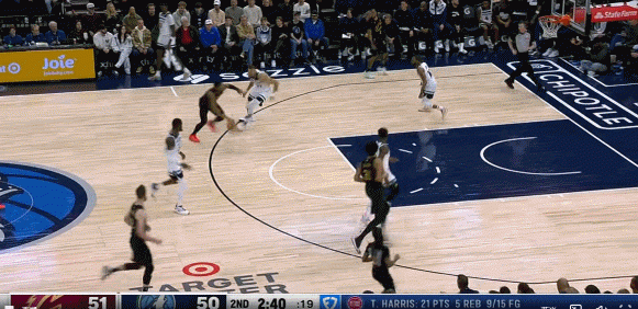 DB电子官网也曾割据一方！米切尔面对前队友戈贝尔 大踏步丝滑挑篮拿分