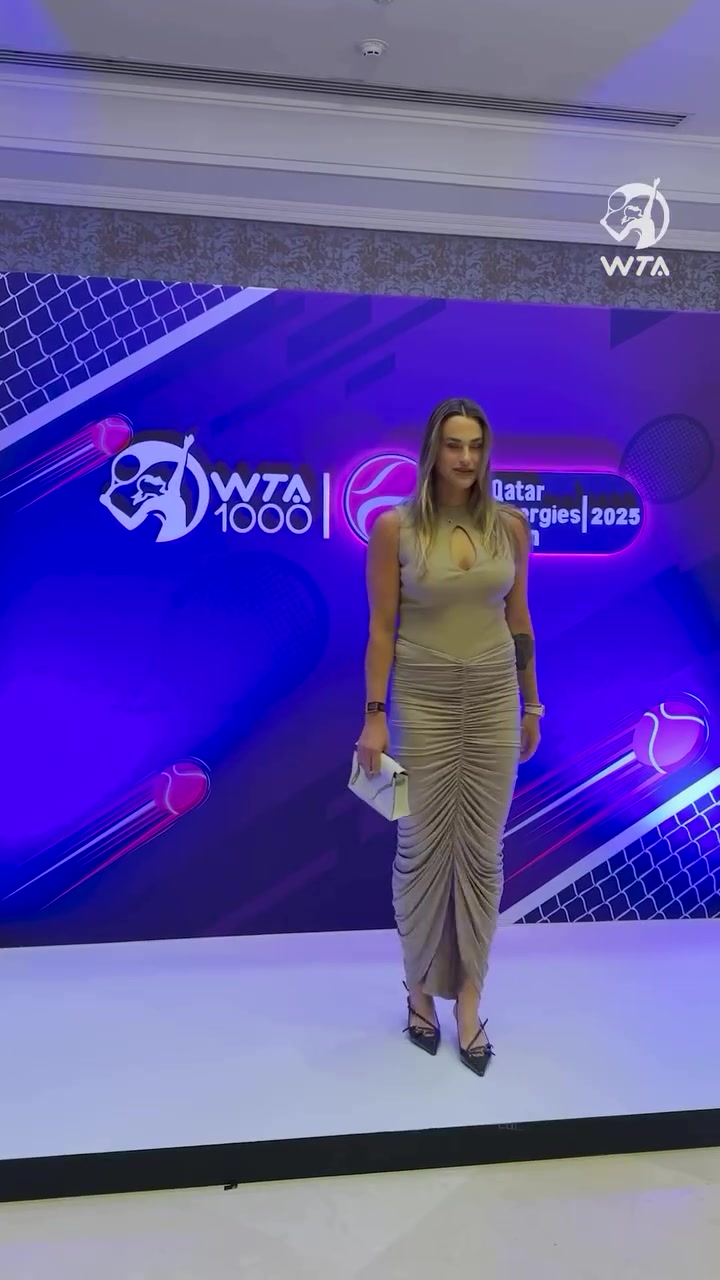 DB视讯百家乐怎么样？WTA多哈站晚宴：郑钦文黑色长裤，萨巴伦卡长裙出席