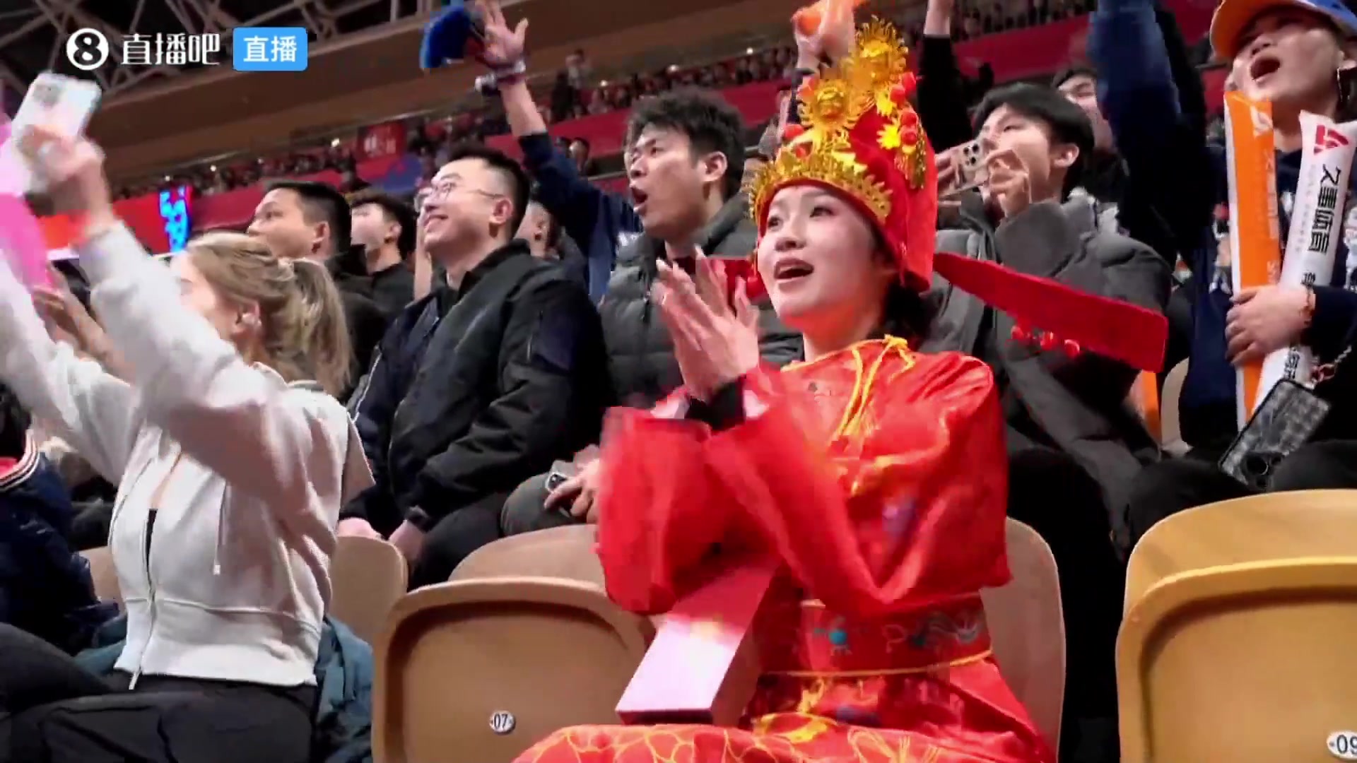 DB真人旗舰😍可爱捏！俱乐部杯新的球迷NPC出现了 可爱小姐姐扮财神🧧