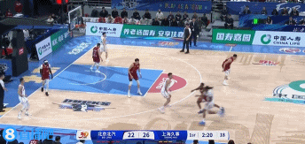 DB电子官网平地起惊雷！闫鹏飞接球顺下 力压周琦单臂暴扣