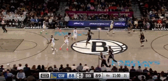 DB官网在线登录入口一度投进超远三分续命！托马斯18中8拿23分7助&下半场18分