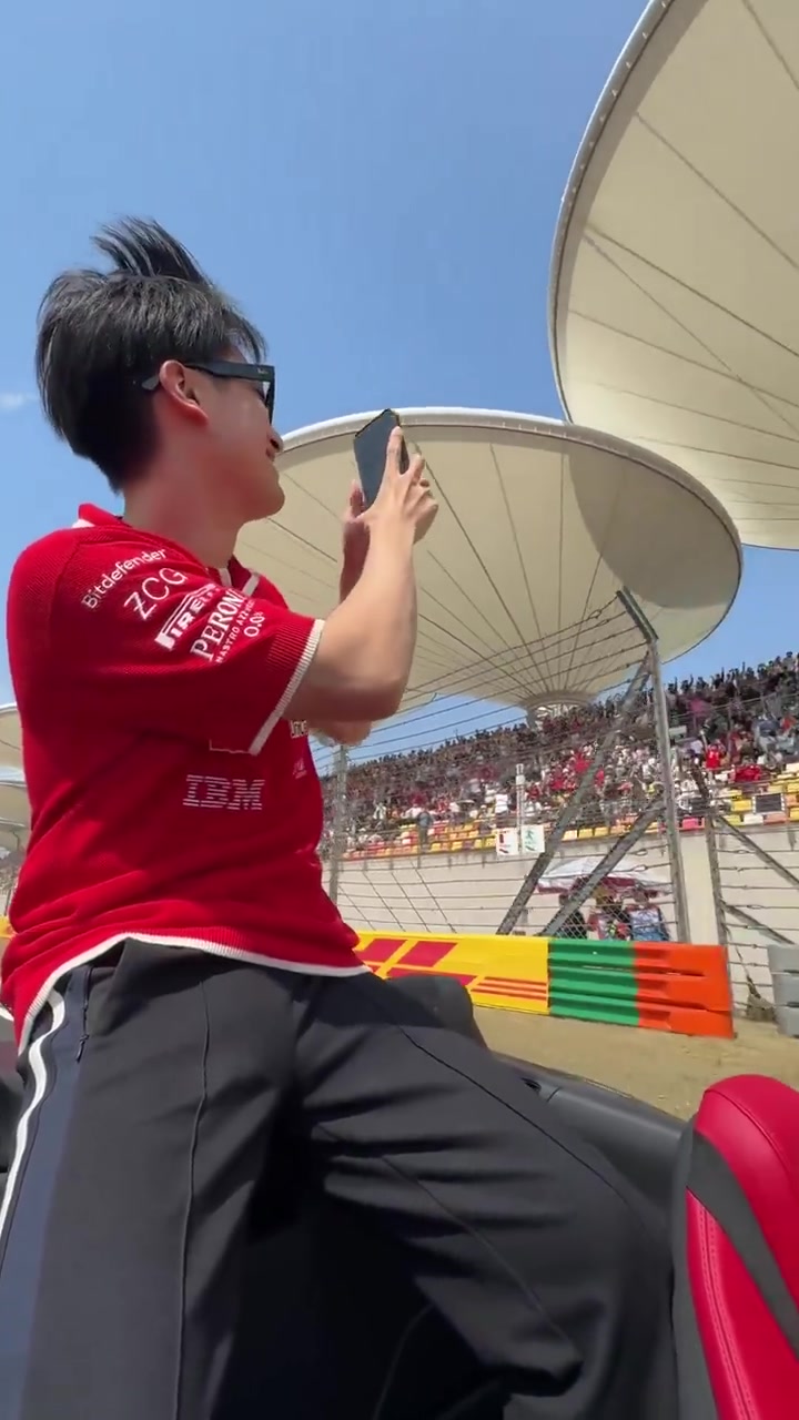 DB视讯官方登录入口周冠宇参加F1车手巡游活动，观众大喊周冠宇的名字