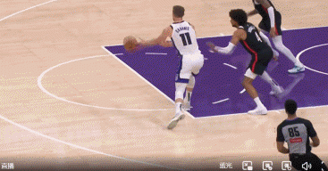 DB真人旗舰普林斯顿再现！穆雷分球德罗赞 后者不停球背传助攻小萨上篮得手