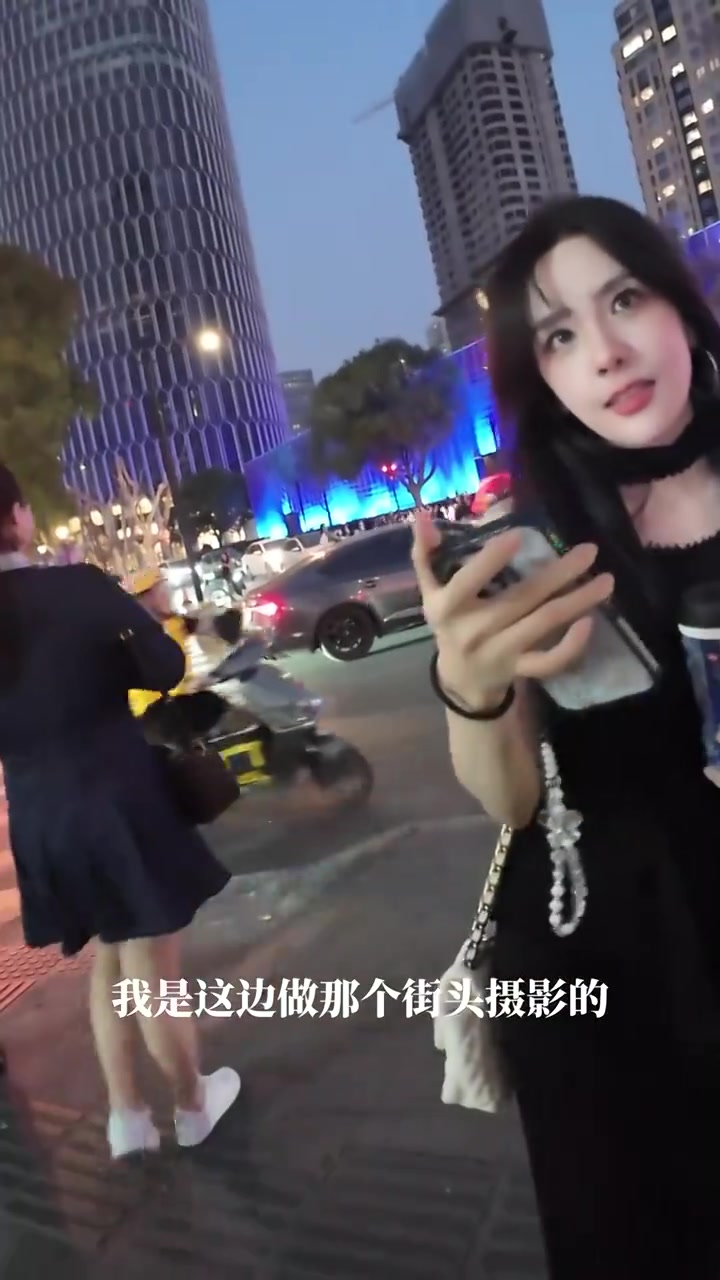 DG视讯官网平台这是真美女！LPL官方解说Rita被街头摄影师选中 邀请拍照