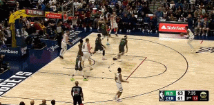 DB官网在线登录入口🤠这手活无敌！约基奇篮下小空间击地背传 布劳恩吃饼上篮！