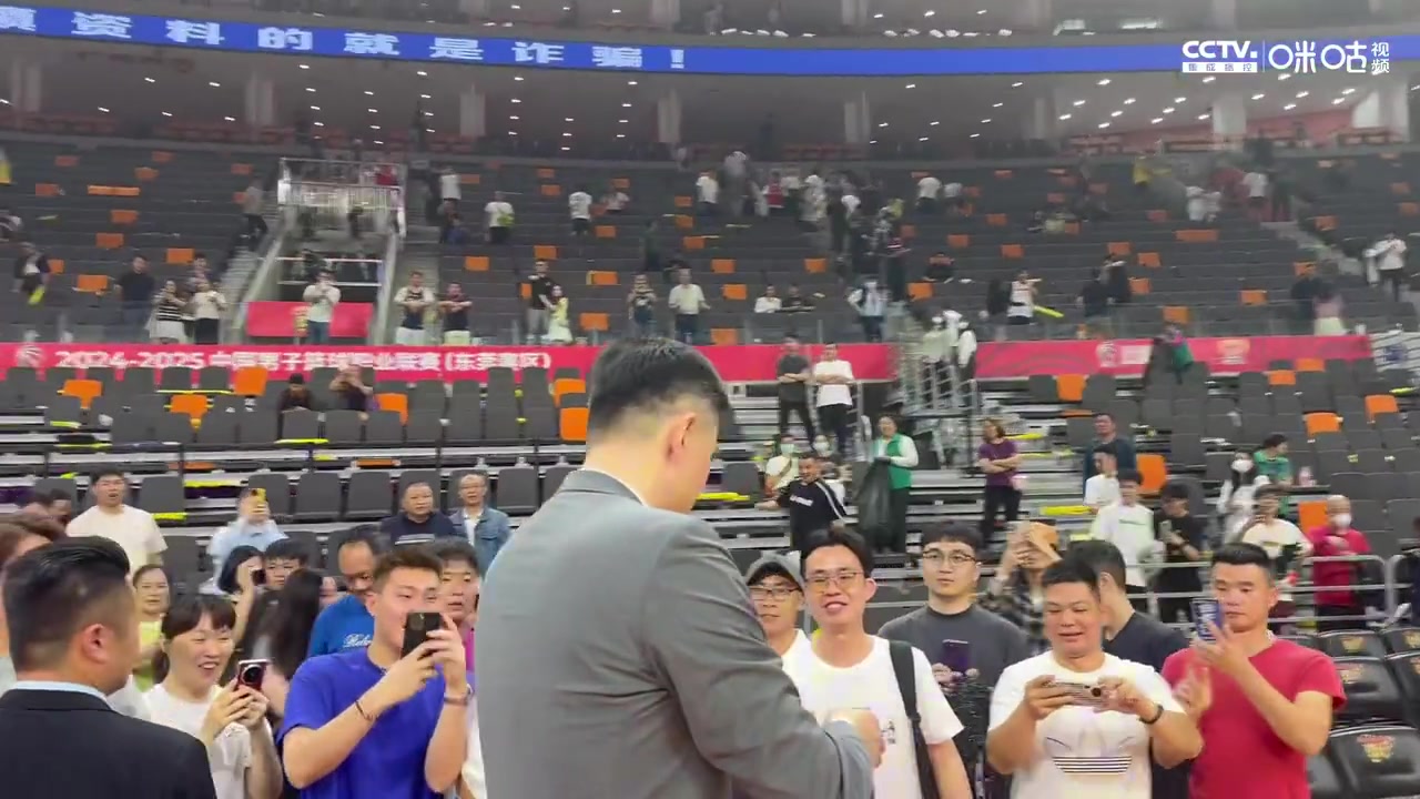 DB真人旗舰固定节目！赛后杜锋和现场球迷大合影❤️