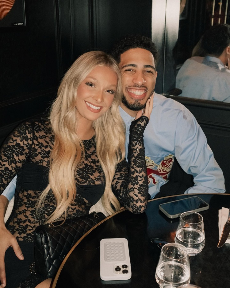 DB官网在线登录入口哈利伯顿晒与女友合照：六年光阴&无数回忆&余生共度 爱你❤️