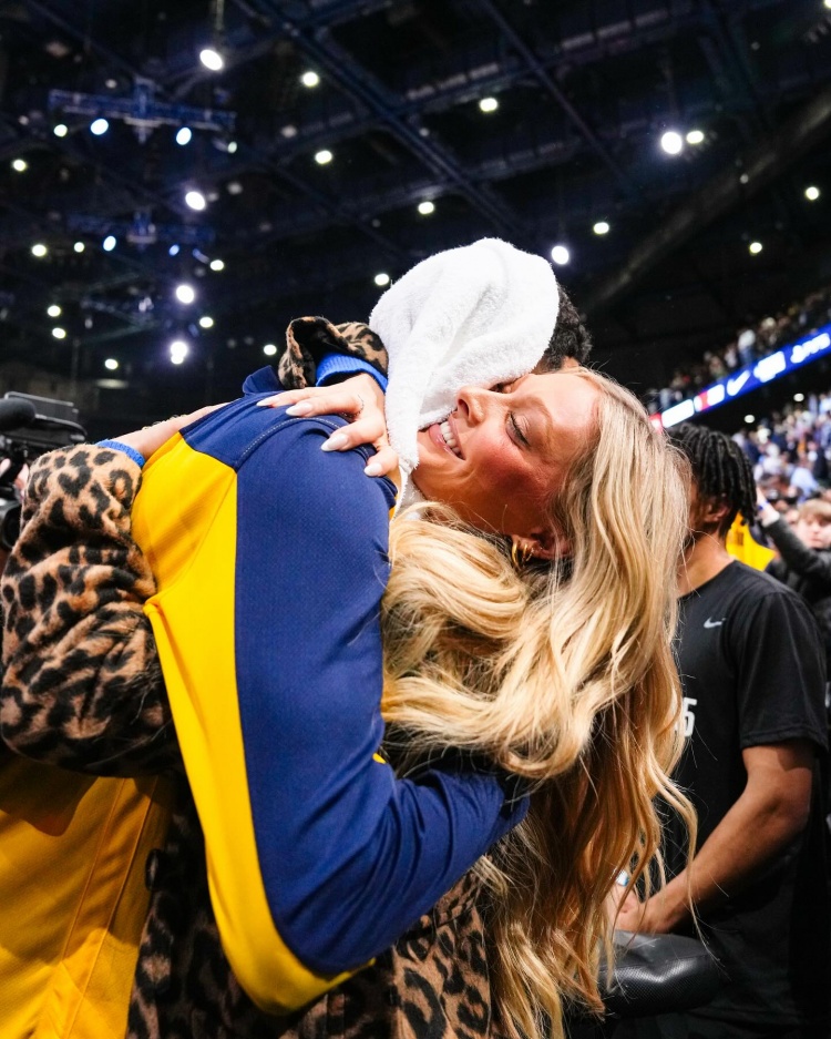 DB官网在线登录入口哈利伯顿晒与女友合照：六年光阴&无数回忆&余生共度 爱你❤️