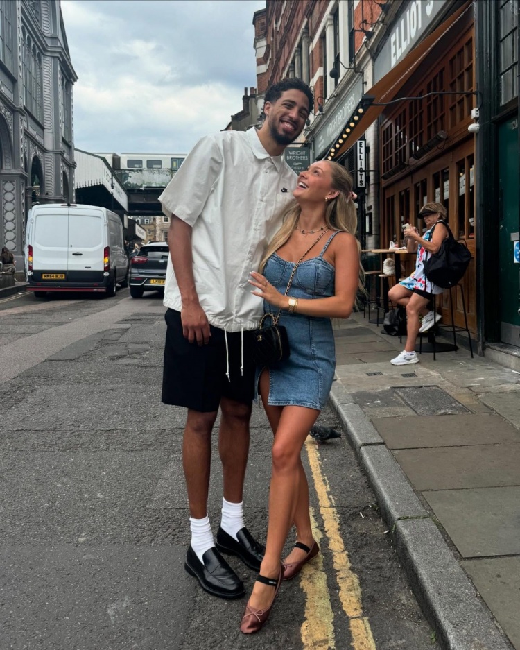 DB官网在线登录入口哈利伯顿晒与女友合照：六年光阴&无数回忆&余生共度 爱你❤️