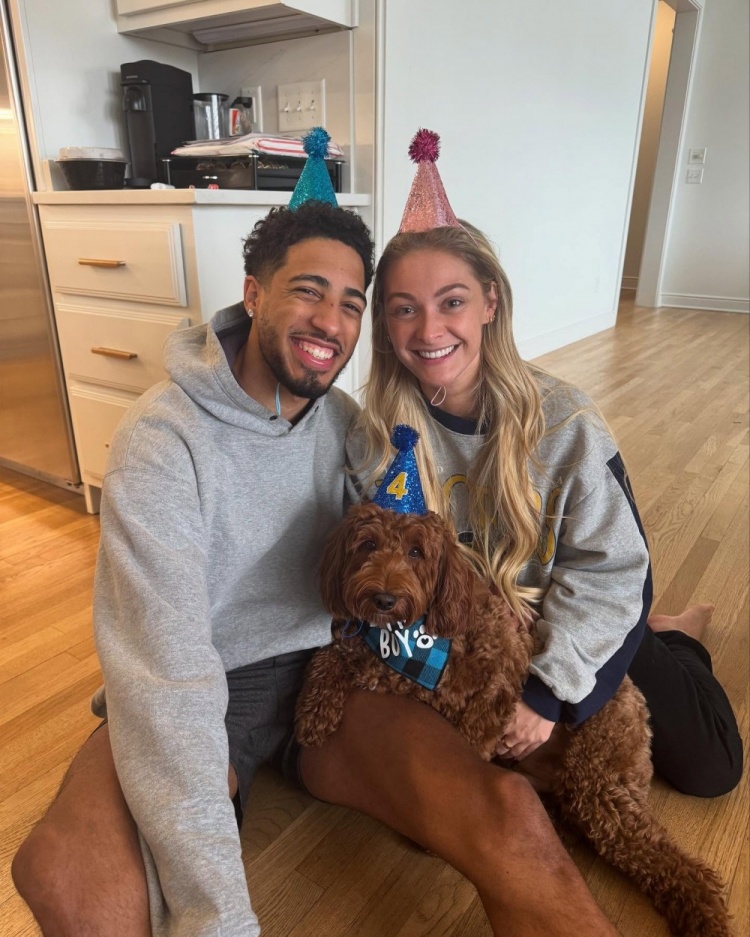 DB官网在线登录入口哈利伯顿晒与女友合照：六年光阴&无数回忆&余生共度 爱你❤️