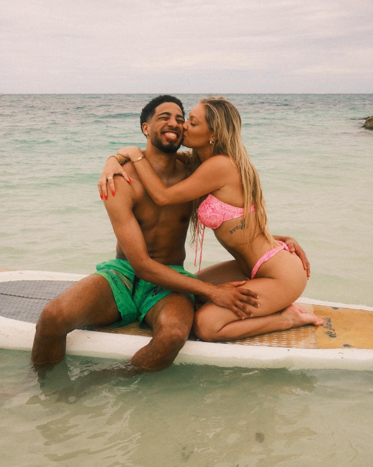 DB官网在线登录入口哈利伯顿晒与女友合照：六年光阴&无数回忆&余生共度 爱你❤️