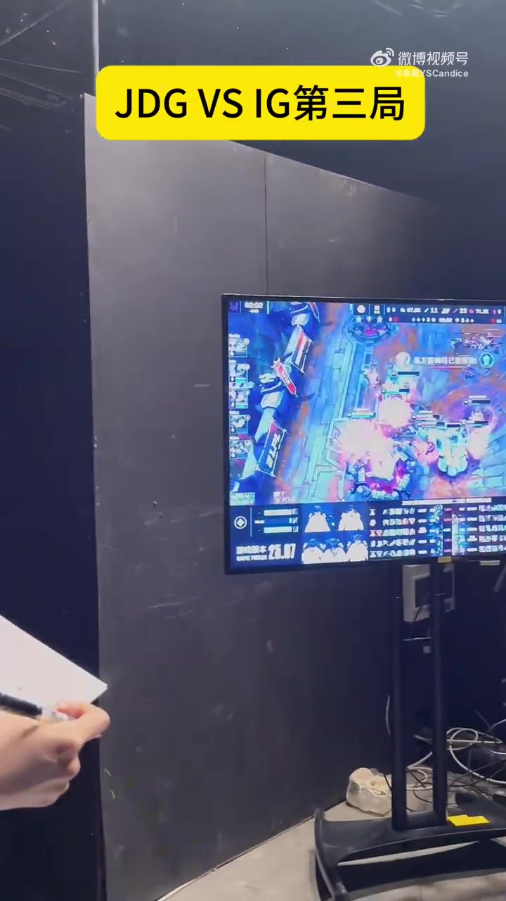 DB视讯官网花枝乱颤！余霜现场看iG极限翻盘：十分激动狂抖不止