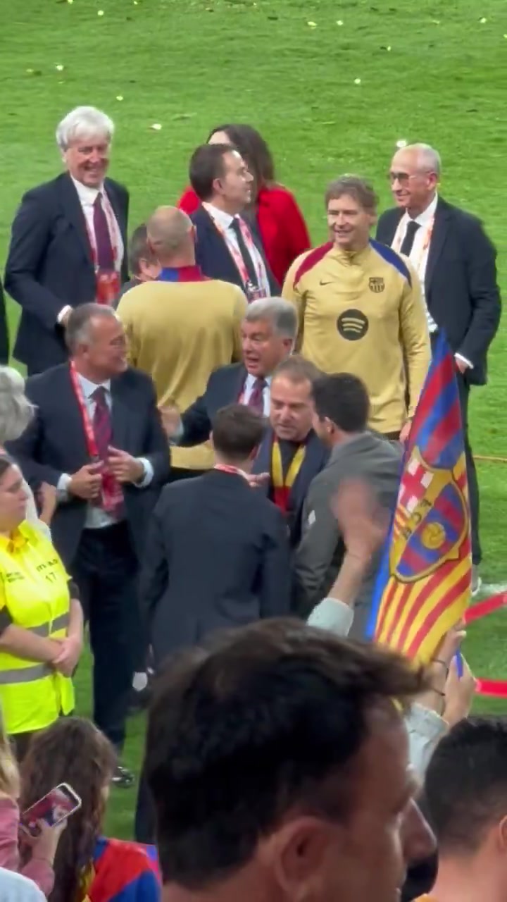 DB视讯官网选帅选对了！国王杯夺冠后拉波尔塔与弗里克拥抱