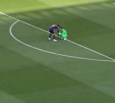 DB电子官网退役回归夺3冠！35岁什琴斯尼赛后蹲地痛哭擦拭眼泪，情难自抑