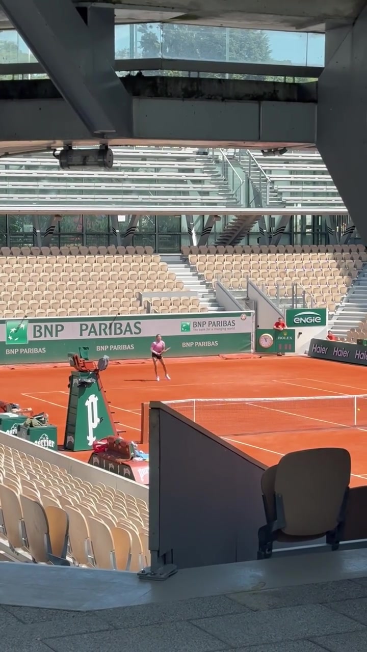 DB视讯官方登录入口最后冲刺！郑钦文抵达巴黎开启训练备战法网，去年打进女单32强