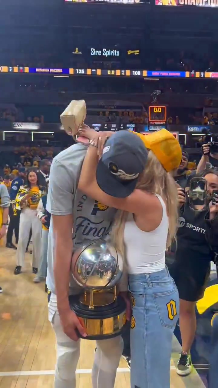 DG视讯官网平台人生赢家！哈利伯顿赛后抱着东部冠军奖杯和女友拥抱合照